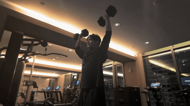웨이트 트레이닝 장면